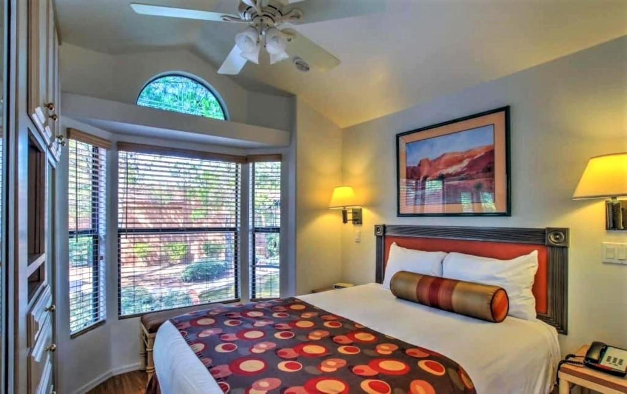 Sedona Pines Resort Exterior foto A bedroom at the Inn at Sedona