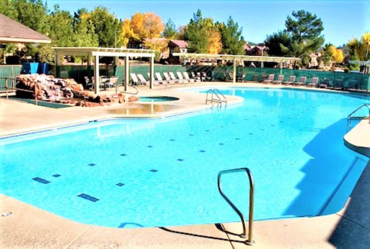 Sedona Pines Resort Exterior foto The pool at the Mountain Shadows Country Club