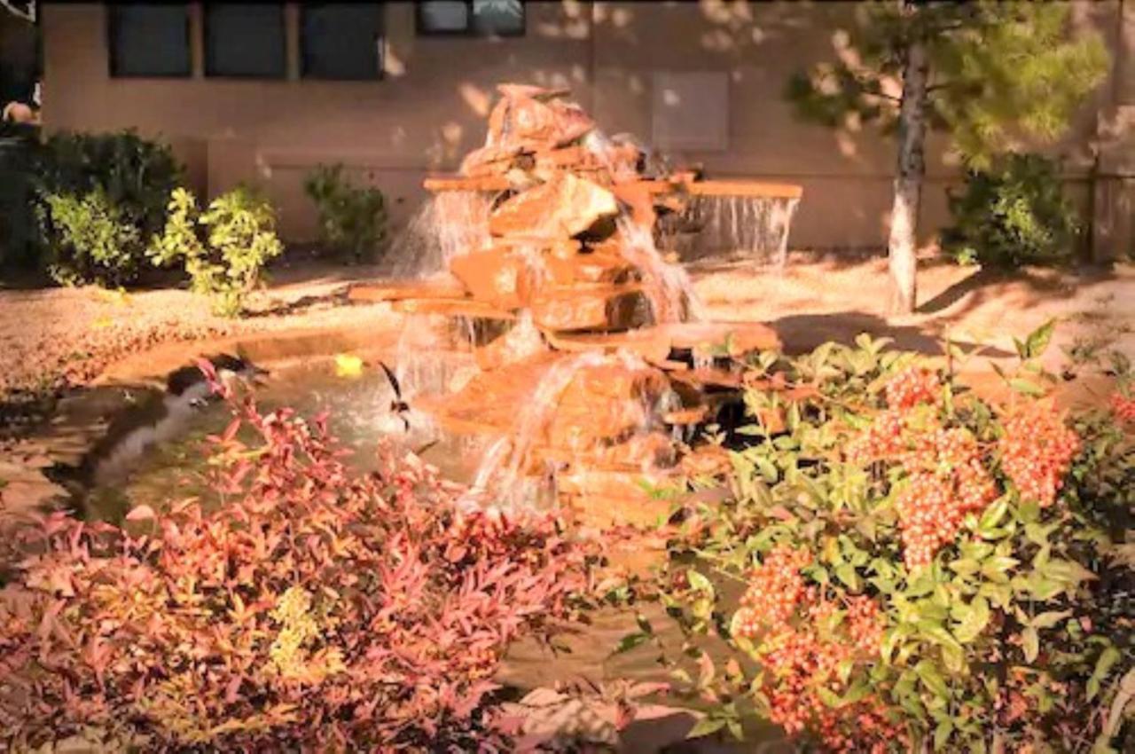 Sedona Pines Resort Exterior foto Fountain at the entrance of the hotel